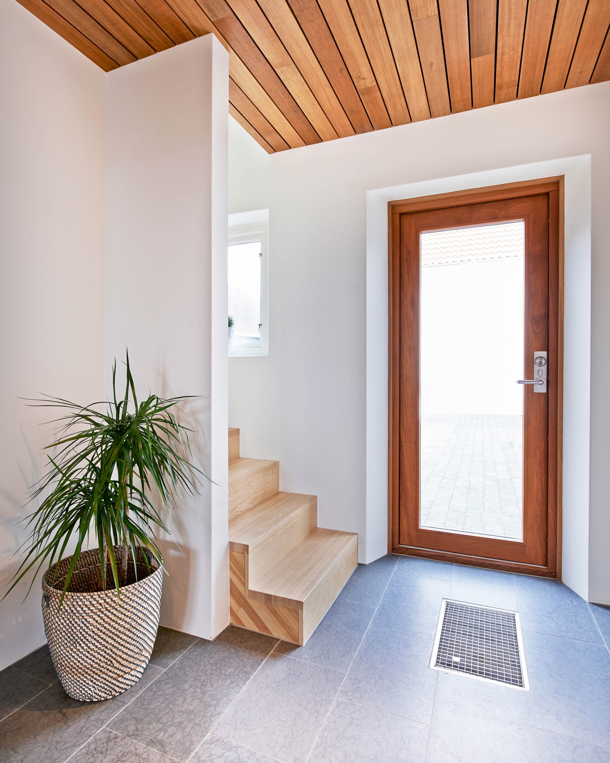 Ytterdorr_exklusiv_altandorr_massiv-tradorr_Ramso-teak-insida-scaled